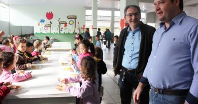 No refeitório, Adriano Bortolanza e Rubens Marafon interagiram com as crianças