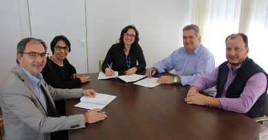 Assinatura do contrato foi acompanhada pela Gerente do SESC e pela equipe de Secretariado