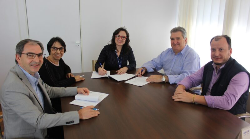 Assinatura do contrato foi acompanhada pela Gerente do SESC e pela equipe de Secretariado