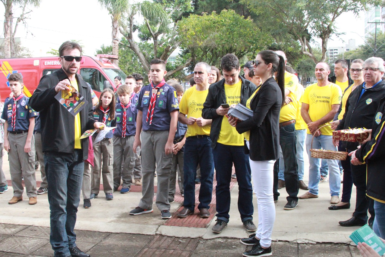 Ações em alusão ao Movimento Nacional Maio Amarelo aconteceram na Praça Frei Bruno