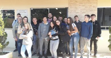 Estudantes visitaram a Secretaria Municipal de Saúde Xaxim nesta segunda-feira (18)