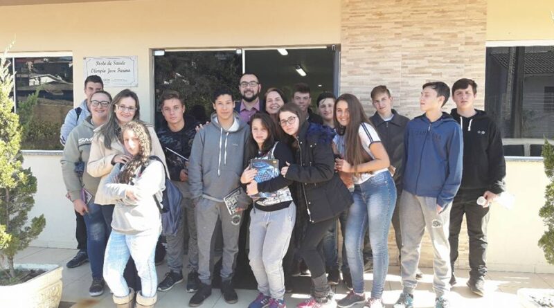 Estudantes visitaram a Secretaria Municipal de Saúde Xaxim nesta segunda-feira (18)