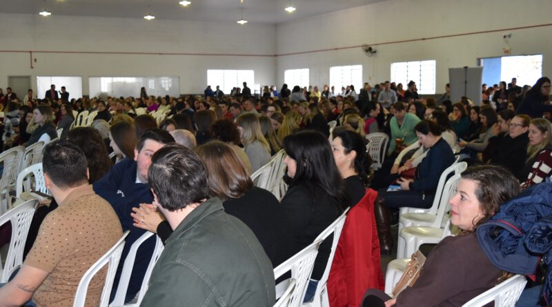 Aperfeiçoamento profissional atraiu cerca de 500 professores para o evento em Xaxim