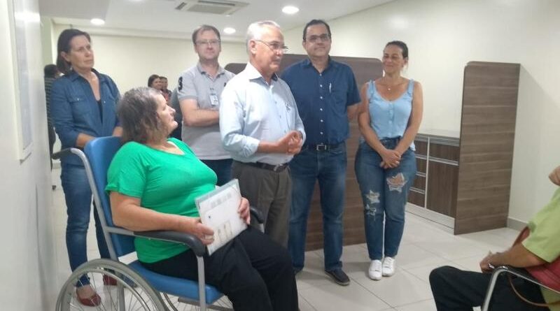 Presidente do HSVP, José Miguel Rodrigues da Silva e equipe da Unidade 2 recebendo pacientes do mutirão