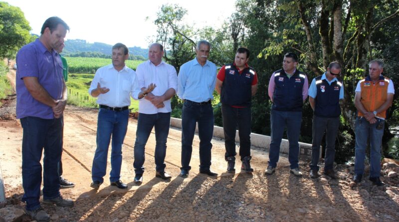 Prefeito Orso inaugurou a ponte junto com autoridades e representantes das comunidades beneficiadas