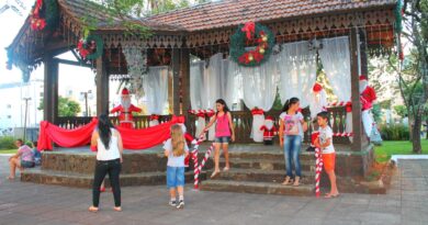 Praça Frei Bruno, toda decorada para o Natal, está recebendo visitantes da cidade e região