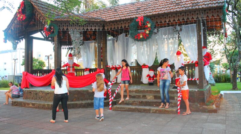 Praça Frei Bruno, toda decorada para o Natal, está recebendo visitantes da cidade e região