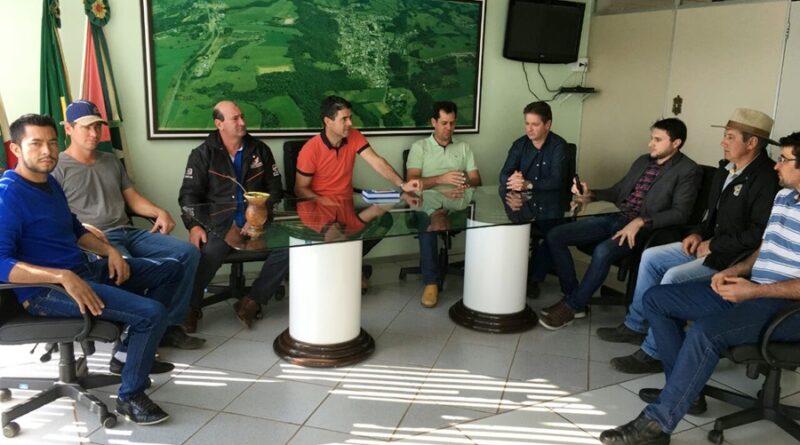 Membros da Secretaria de Agricultura e Meio Ambiente de Xaxim se reuniram com o prefeito Volmir Felipe