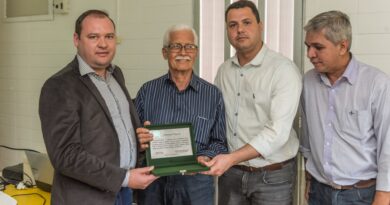Vice-prefeito entregou uma homenagem ao Prefeito e aos pesquisadores de Itabuna