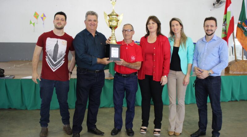 Prefeito Lírio Dagort e equipe de governo entregaram troféu ao grupo campeão geral