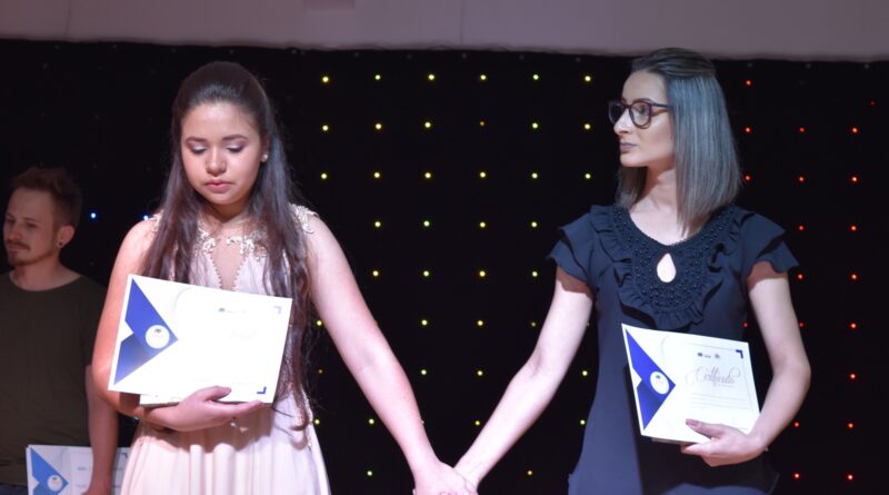 Maria Eloisa da Silva (à direita) e Jaqueline Cristina Alves Perreira alcançaram, respectivamente, o 1º e 2º lugar da categoria acima de 15 anos