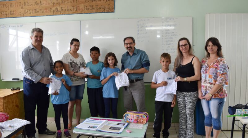 Prefeito Lírio e o Secretário Rubens visitaram a Escola Cecília Meireles e realizaram a entrega dos novos uniformes aos alunos do 4º ano