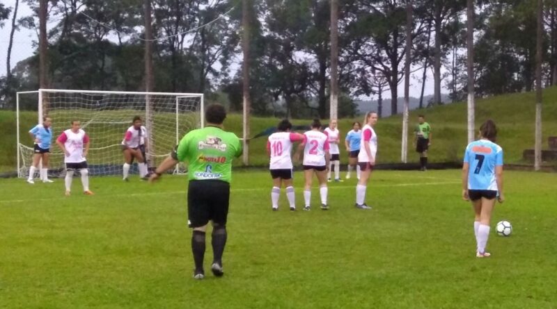 Times femininos do Tauras FC e Juventus se enfrentaram no campo SER Aurora