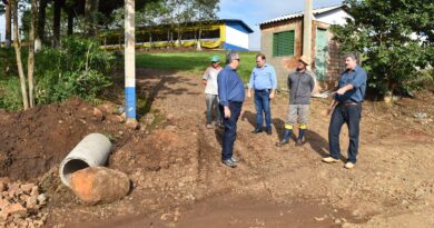 Obras na estrada de acesso à Linha Limeira foram acompanhadas pelo Prefeito Lírio, Vice Adriano e Secretário Amarildo