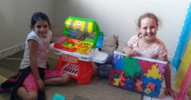 Crianças demonstraram grande alegria com novos brinquedos recebidos pelos serviços