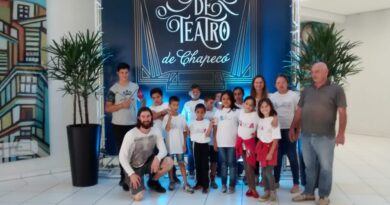Crianças e adolescentes do Ceaca participam do Festival Nacional de Teatro em Chapecó