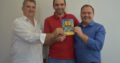 Presidente da APAX, Diego Foppa, esteve no Gabinete Municipal e fez o convite para o Prefeito Lírio Dagort e para o Vice-prefeito Adriano Bortolanza