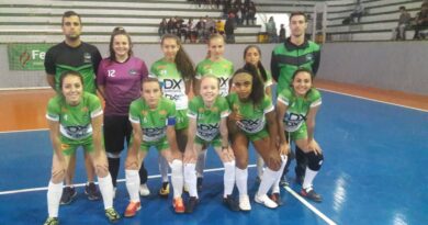 Equipe feminina de Xaxim venceu as adversárias da cidade de Vargeão por 2 a 1