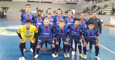 A equipe Folle Futsal goleou a Uvarana 2 pelo placar de 8 a 4