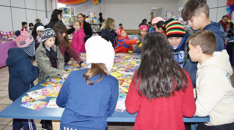 Crianças visitaram a 1ª Feira do Livro já nas primeiras horas da manhã de hoje