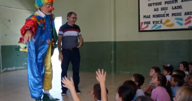 Secretário Rubens e Professor Alejandro fizeram a alegria das crianças