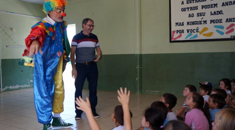 Secretário Rubens e Professor Alejandro fizeram a alegria das crianças