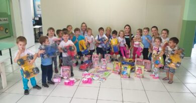 Crianças receberam os brinquedos entregues pela Secretaria Municipal de Educação