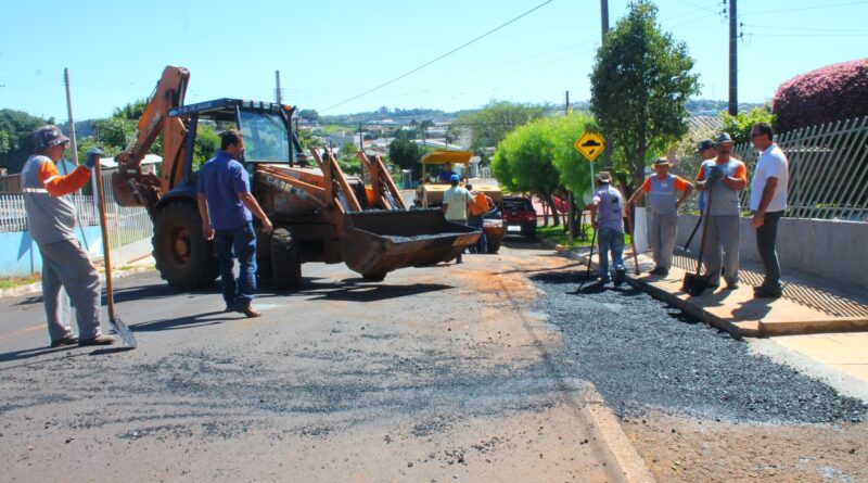 Operação tapa buracos foi realizada por servidores públicos, com equipamentos próprios da prefeitura