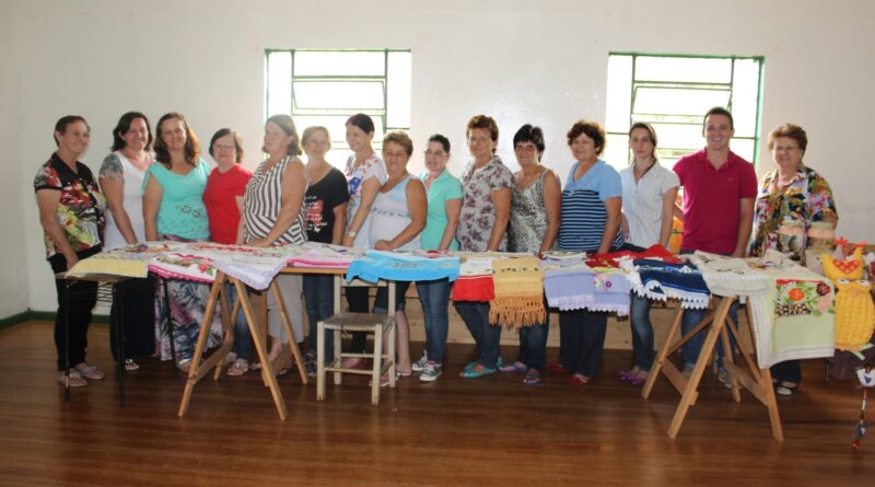 Curso de artesanato promovido pelo Governo Municipal, reuniu 12 participantes