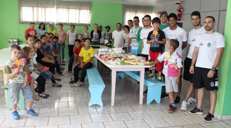 Jogadores da Xaxiense e Diretores da Secretaria de Esportes entregam os alimentos arrecadados no jogo da Semifinal da Copa Santa Catarina