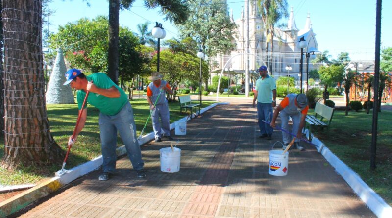 Equipe da Prefeitura realiza a pintura dos meios-fios da praça e avenidas